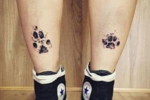 tatuajes de patitas de perro en los tobillos