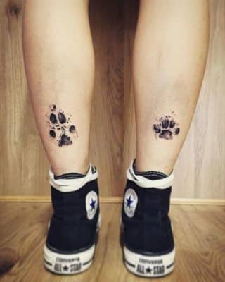 tatuajes de patitas de perro en los tobillos