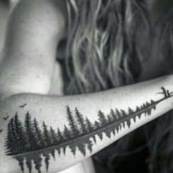 Sombras espectaculares en tatuajes de pinos en el brazo