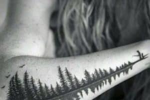 tatuajes de pinos en el brazo horizontal