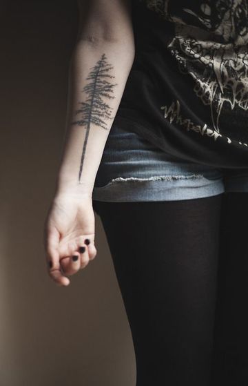 tatuajes de pinos en el brazo para mujeres