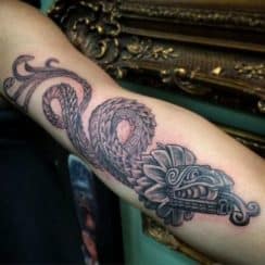 Culturales y autoctonos tatuajes de serpiente emplumada