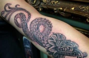Culturales y autoctonos tatuajes de serpiente emplumada