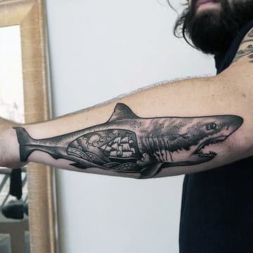 tatuajes de tiburones para hombres en el brazo