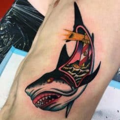 Diversos diseños de tatuajes de tiburones para hombres