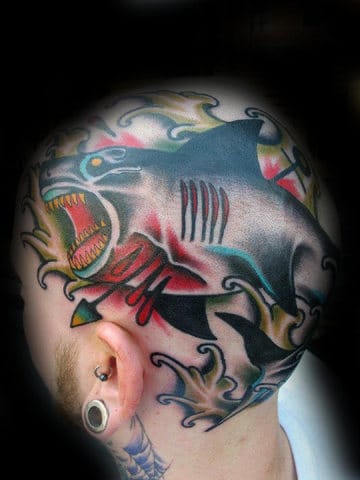 tatuajes de tiburones para hombres en la cabeza