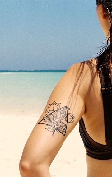 tatuajes de triangulos para mujeres en el brazo
