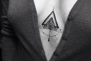 tatuajes de triangulos para mujeres en el pecho