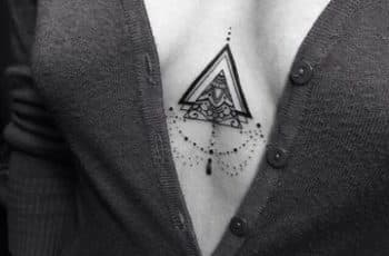 Minimalistas tatuajes de triangulos para mujeres
