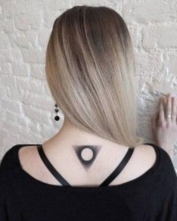 tatuajes de triangulos para mujeres en la espalda