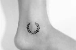tatuajes griegos para mujeres en el pie