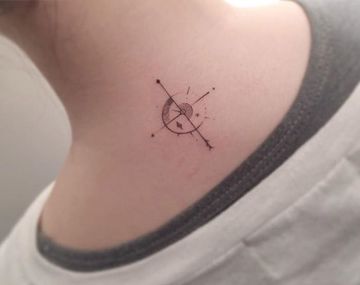 tatuajes minimalistas y gráficos en el cuello