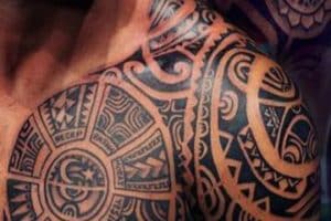 tatuajes polinesios para hombres pectorales