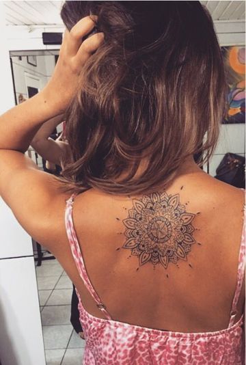 imagenes de tatuajes de mandalas en la espalda