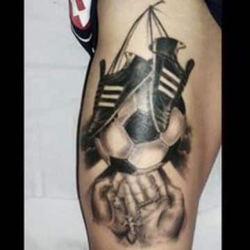 los mejores tatuajes de balones de futbol de hombres