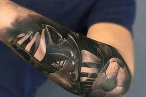 los mejores tatuajes de balones de futbol en el brazo