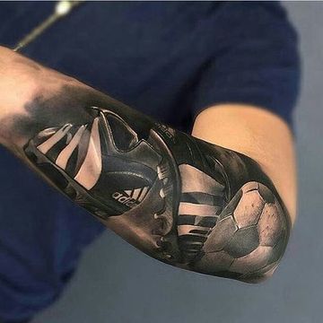 los mejores tatuajes de balones de futbol en el brazo