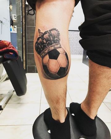 los mejores tatuajes de balones de futbol en la pierna