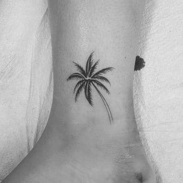 significado de tatuaje de palmera en el tobillo
