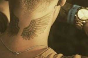 tatuajes de alas en el cuello de hombres