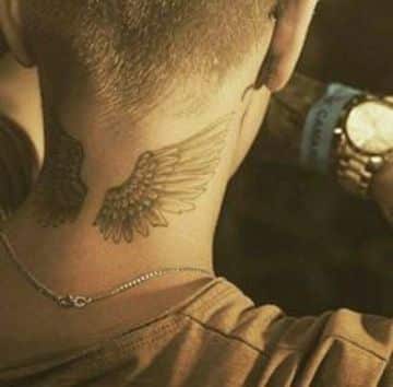 tatuajes de alas en el cuello de hombres