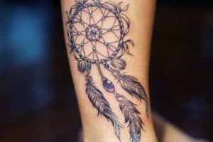 tatuajes de atrapasueños indios en la pierna