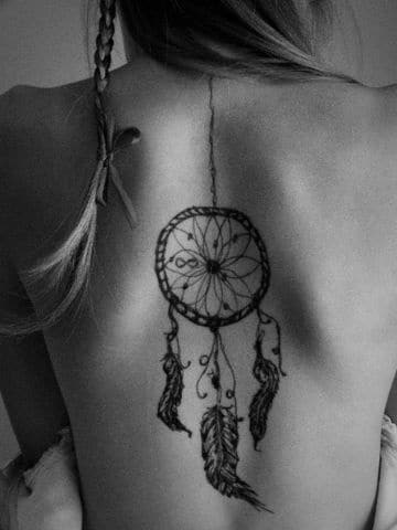 tatuajes de atrapasueños indiosen la espalda