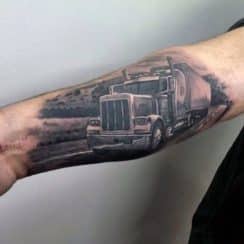 Pasion automotriz en tatuajes de camiones en el brazo