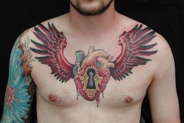 tatuajes de corazones con alas para hombres