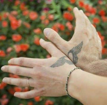 tatuajes de corazones con alas parejas