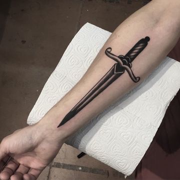 tatuajes de espadas en el brazo de hombres