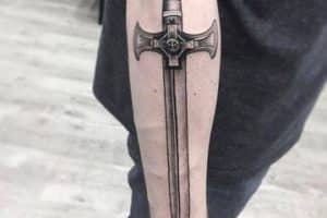 tatuajes de espadas en el brazo grande