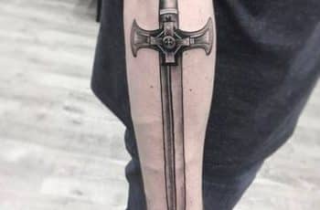 Algunos representativos tatuajes de espadas en el brazo