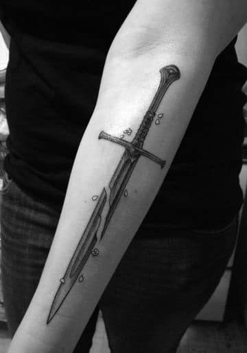 tatuajes de espadas en el brazo rota