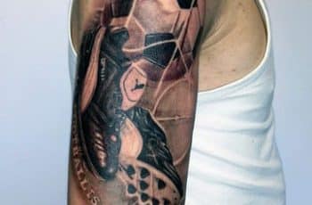 Diseños pasionales de tatuajes de futbol en el brazo