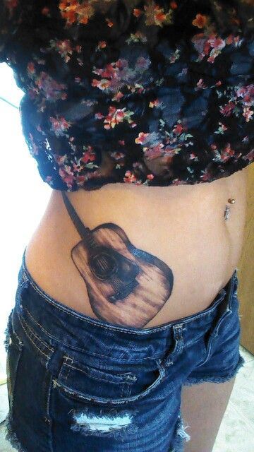 tatuajes de guitarras para mujer en el abdomen