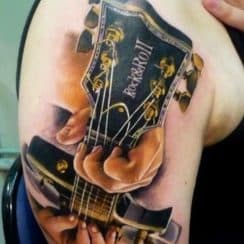 Fervor musical en tatuajes de guitarras para mujer