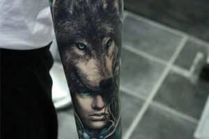tatuajes de indios y lobos en el brazo