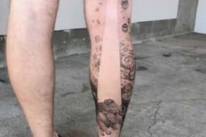 tatuajes de naves espaciales en la pierna