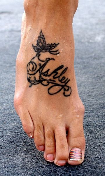 tatuajes de nombres con dibujos en el pie