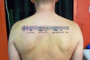 tatuajes de pentagramas musicales en espalda de hombres