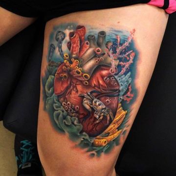 tatuajes en el muslo para hombres de corazon en el mar
