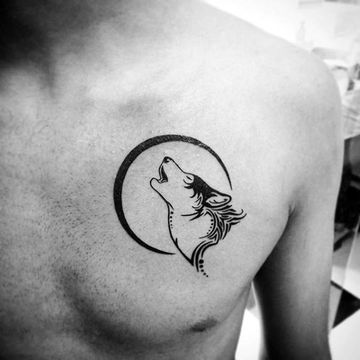 tatuajes en el pectoral pequeños de lobo