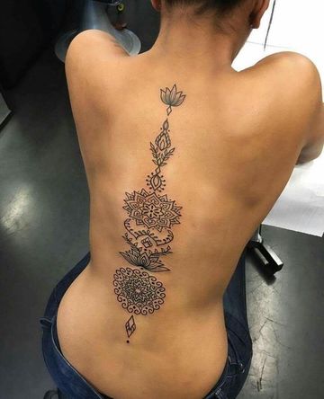 tatuajes en la columna vertebral de mujer