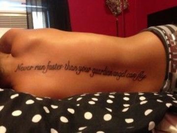 tatuajes escritos en la espalda completa