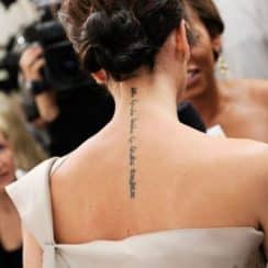 Tamaños y significados de tatuajes escritos en la espalda
