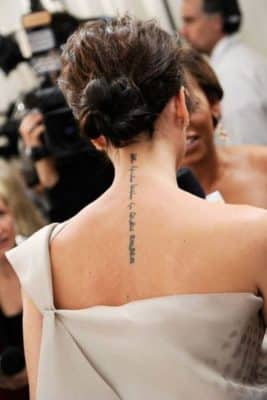 tatuajes escritos en la espalda hacia el cuello
