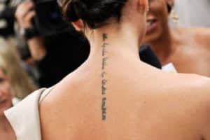 tatuajes escritos en la espalda hacia el cuello