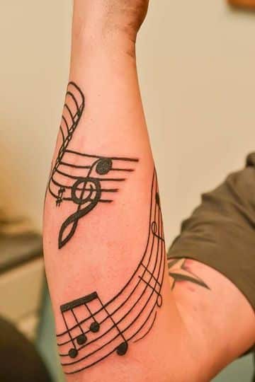 tatuajes musicales para hombres en el brazo