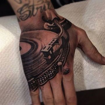 tatuajes musicales para hombres en la mano